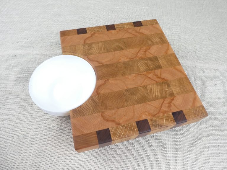 Schneidbrett mit Schüssel